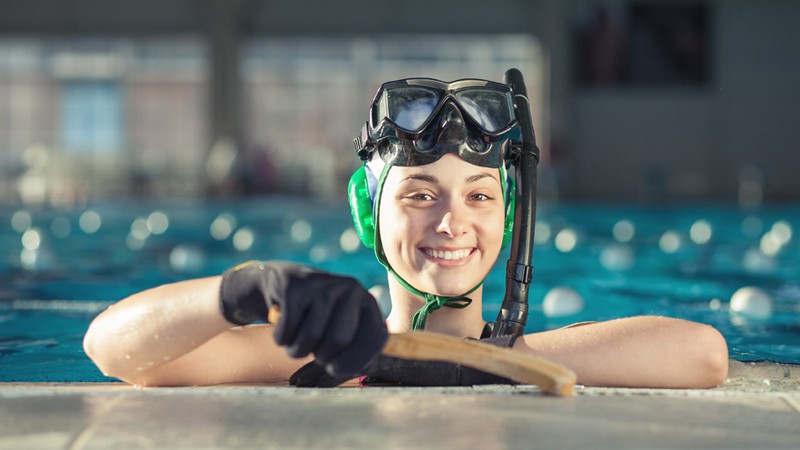 Frau in Unterwasserhockey-Ausrüstung