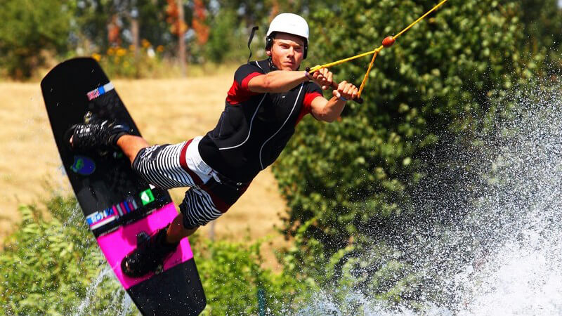 Grundlagen des Wakeboardens und beliebte Tricks auf dem Wakeboard