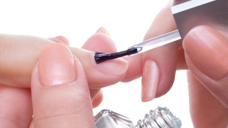 Wir erklären, welche Funktion Nagelüberlack erfüllt und wann er aufgetragen werden sollte