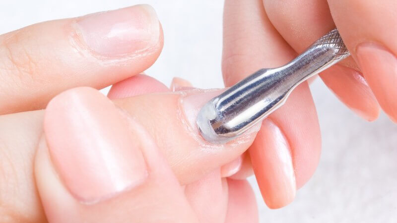 Wir erklären, wie Sie selbst harte Nagelhaut sanft entfernen und somit gepflegtere Hände und Nägel schaffen