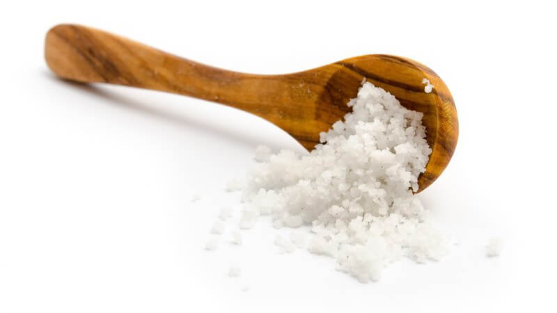 Der Mineralstoff Natrium kommt z.B. in Salz vor - einen zu hohen Salzkonsum sollte man vermeiden und stattdessen mit Kräutern würzen