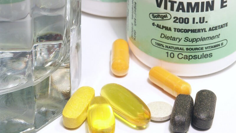 Vitamin E ist wichtig für die Bekämpfung von freien Radikalen - man findet es vorwiegend in pflanzlichen Produkten, wie z.B. in Pflanzenölen und verschiedenen Nüssen und Kernen