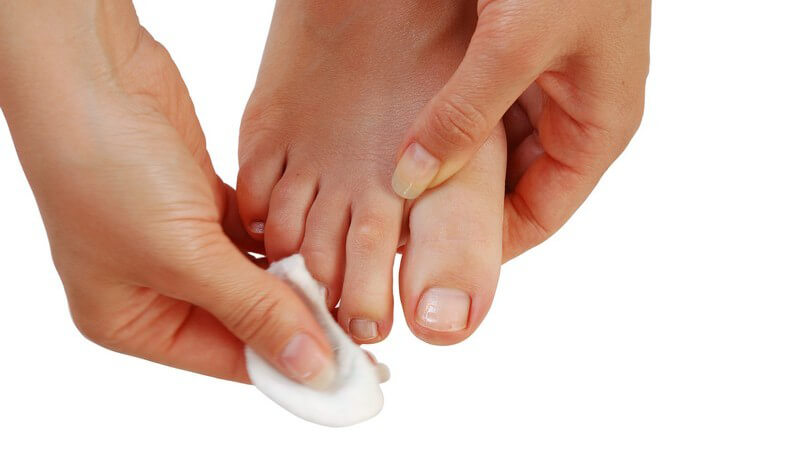 Wir erklären Ihnen, was Sie bei der Anwendung von Nagelpflegestiften beachten und wie oft Sie diese anwenden sollten