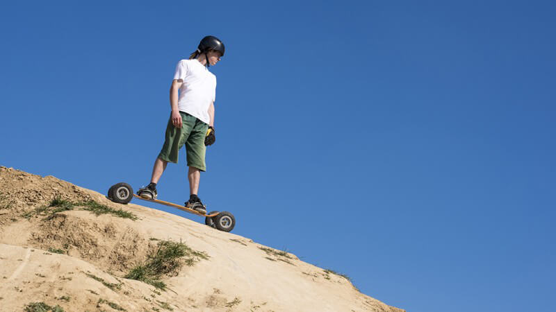 Das Downhillfahren bildet die Basis des Mountainboardings; weitere Fahrstile sind z.B. der Freestyle- oder der Parcours-Fahrstil