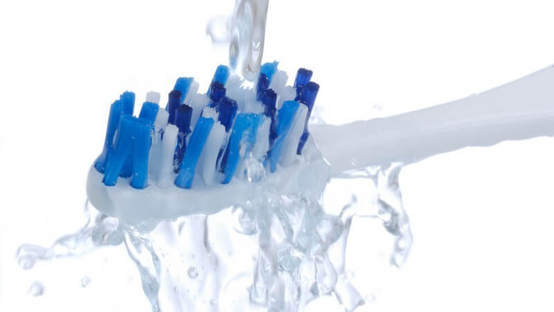 Für eine optimale Zahnpflege bedarf es neben der richtigen Putztechnik auch der passenden Zahnbürste