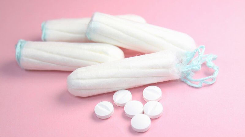 Um Flecken und Gerüchen während der Menstruation vorzubeugen kommen bevorzugt diese beiden Hygienemittel zum Einsatz
