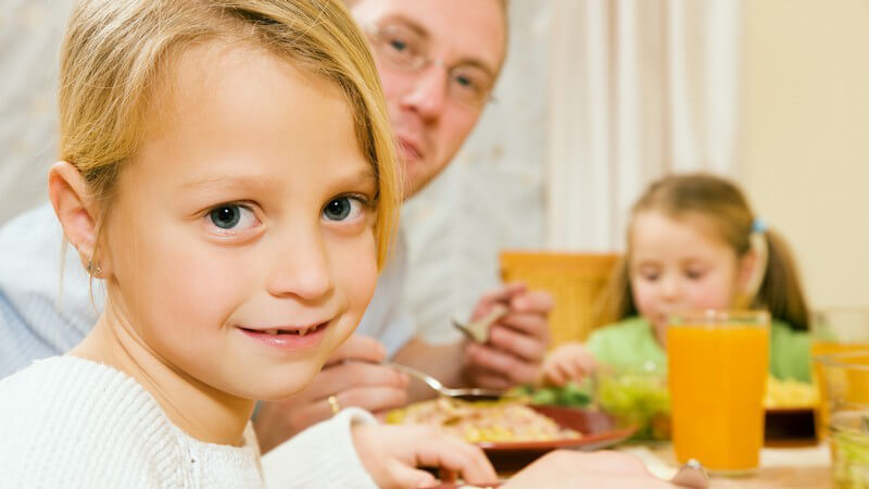 Essen im Kreis der Familie - abends passt dies zeitlich meist am besten und für den Familienzusammenhalt ist so ein gemeinsames Abendessen sehr wichtig