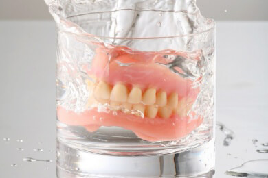 So wird ein Gebissreiniger richtig und effektiv eingesetzt