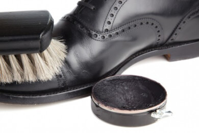 Schaum, Balsam, Spray und Lotion: verschiedene Mittel zur Lederpflege