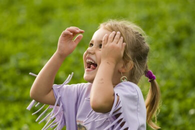 Schon kleine Kinder haben einen Sinn für Humor; wer Kindern Witze erzählt, sollte auf die passende Themenauswahl achten
