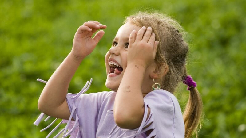 Schon kleine Kinder haben einen Sinn für Humor; wer Kindern Witze erzählt, sollte auf die passende Themenauswahl achten