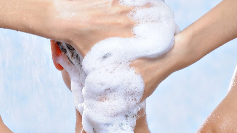 Wir erklären, worauf Sie bei der Auswahl eines Anti-Schuppen-Shampoos achten und wie lange Sie dieses anwenden sollten