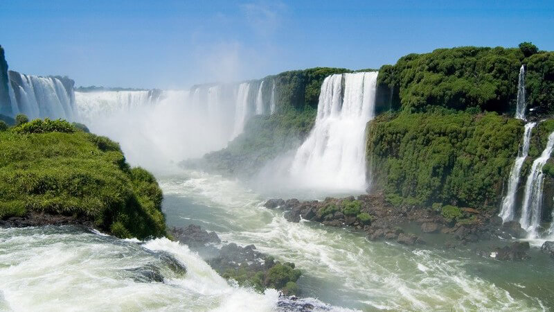 Die Iguazú-Wasserfälle im Dreiländereck von Argentinien, Brasilien und Paraguay