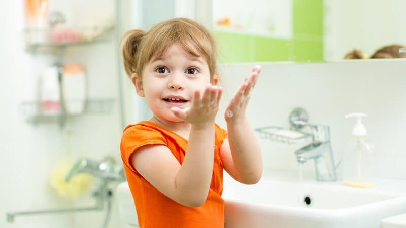 In puncto Handhygiene sollten Sie Ihrem Kind ein Vorbild sein und den Sinn dahinter erklären sowie veranschaulichen