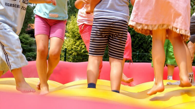 Tolle Spielgeräte auf dem Abenteuerspielplatz