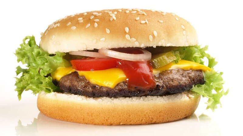 Burger sind bei Klein und Groß sehr beliebt - wer wissen will, was drin ist und außerdem ein bisschen sparen möchte, macht sie lieber selbst