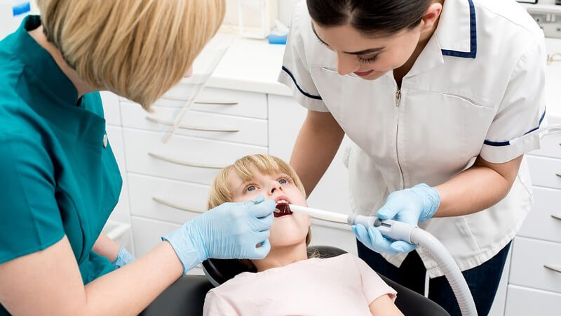 Zahlreiche Untersuchungen und Eingriffe wie der Zahnersatz werden in einer Zahnklinik von Zahnärzten angeboten