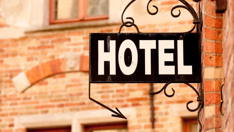 Sich in einem Nachschlagwerk über vorhandene Hotels in einer Region informieren