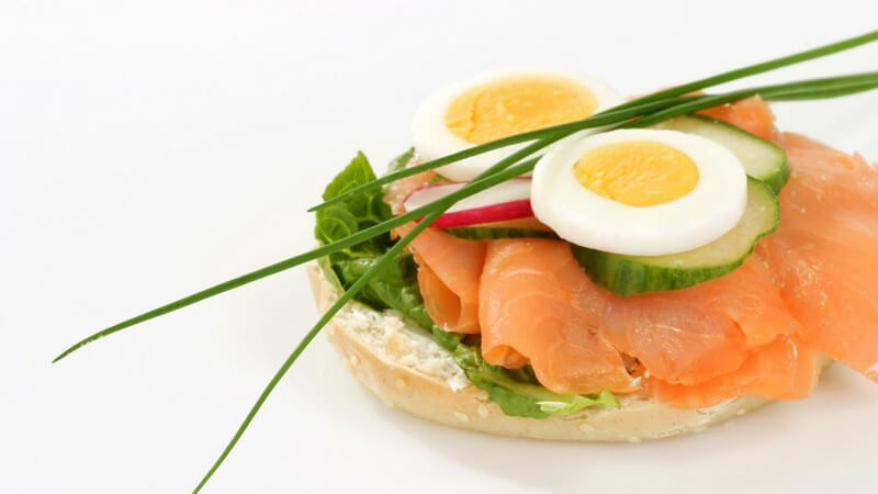 Ob mit Käse, Avocado oder Fleisch belegt - schön angerichtet, machen die kleinen belegten Brotscheiben was her und sind zudem sehr lecker