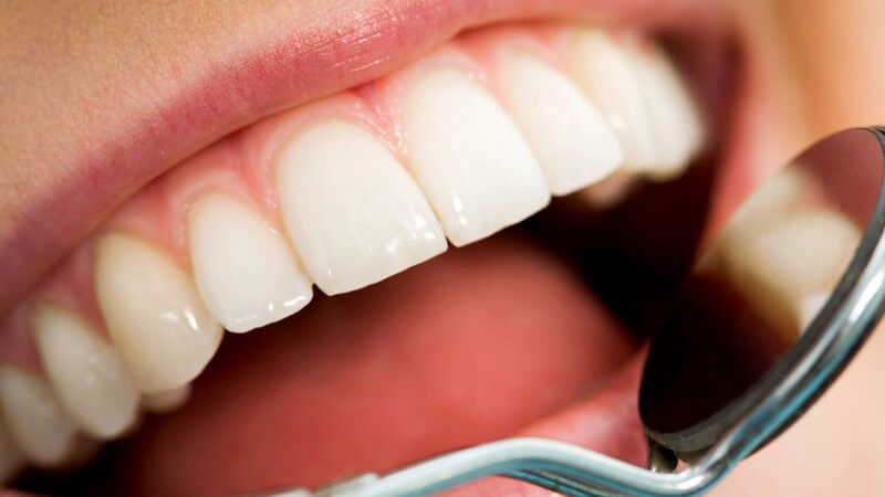 Funktion und Nutzen von Interdentalbürsten, Zahnseide und Hilfsmitteln zur Zahnfleischmassage