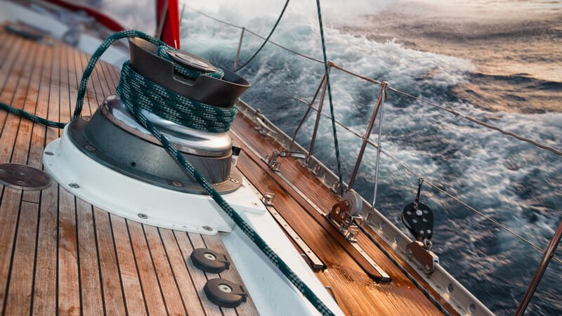 Hilfreiche Informationen rund um das Mieten einer Yacht samt oder ohne Skipper