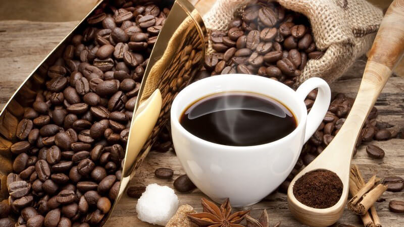 Wichtig für den Kaffeegenuss sind das entsprechende Geschirr, die Kaffeebohnen und das nötige Know-How