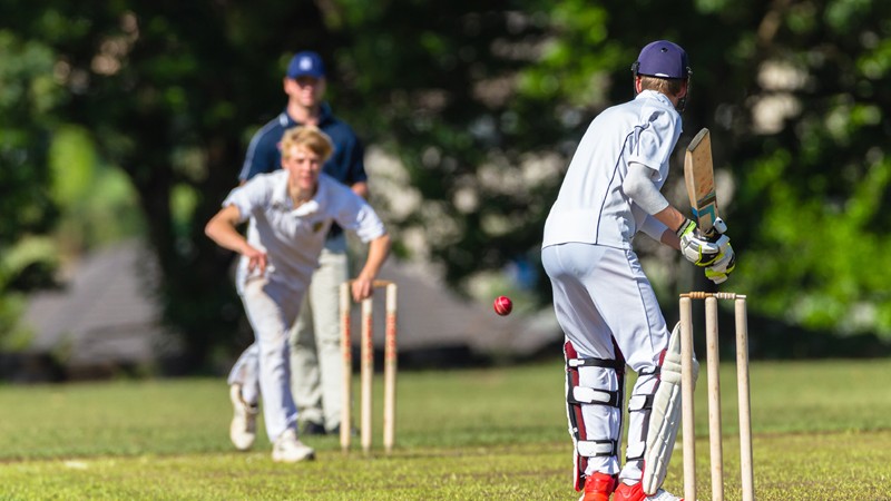 Bowler (Werfer) und Batsman (Schlagmann) in Aktion