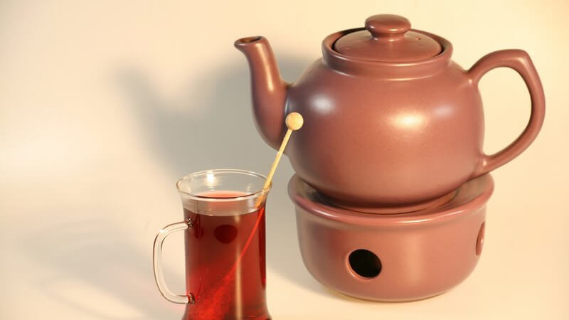 In das Stövchen kann ein Teelicht gesetzt werden, um den Tee warmzuhalten