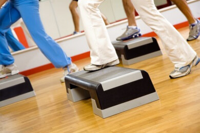 Step-Aerobic - Merkmale, Nutzen und hilfreiche Übungen