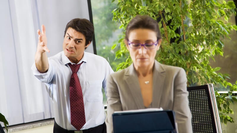 Persönliche Differenzen mit dem Chef oder Streit mit dem Kollegen - was tun? Wir zeigen, wie man Streit am Arbeitsplatz vermeiden kann