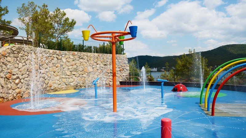 Wasserspielplatz mit verschiedenen Geräten