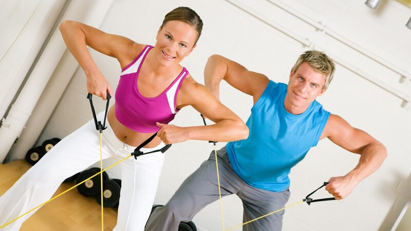 Cardio-Workout mit dem Theraband: Wissenswertes zu Therarobic