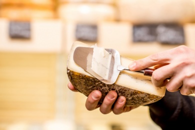 Verschiedene Arten, Käse zu schneiden - mit Käsemesser, Käsehobel oder Käseschneide