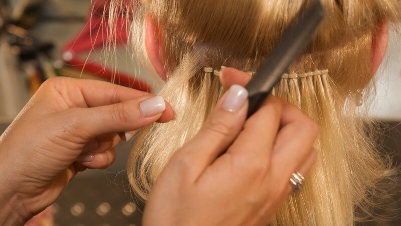 Wir erklären, welche Haarlänge und Haardichte für eine Haarverlängerung geeignet sind und mit welchen Preisen man bei einer Haarverlängerung rechnen muss