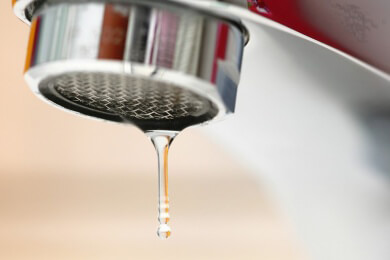 Bei alten Wohngebäuden ist es möglich, dass sich Blei im Wasser befindet