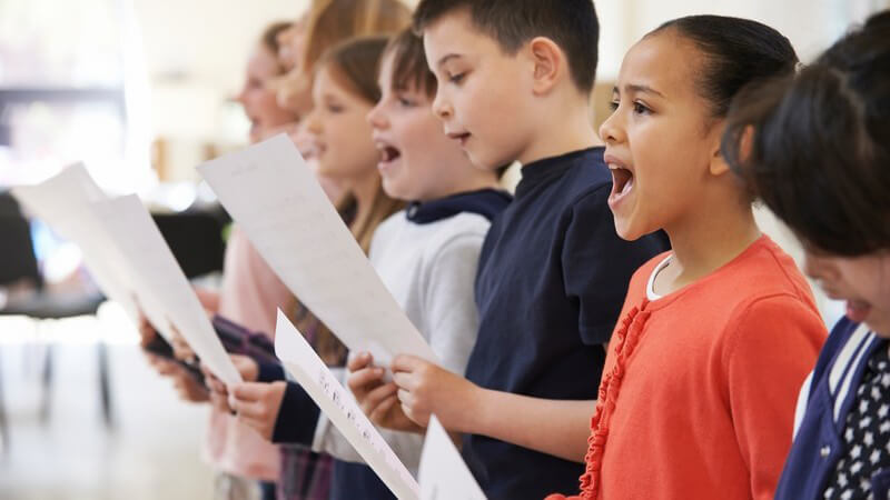 Wer singt, fühlt sich wohler; dieses Wohlbefinden tut wiederum der Gesundheit gut - Wir geben einen Überblick über die Vorzüge des Singens