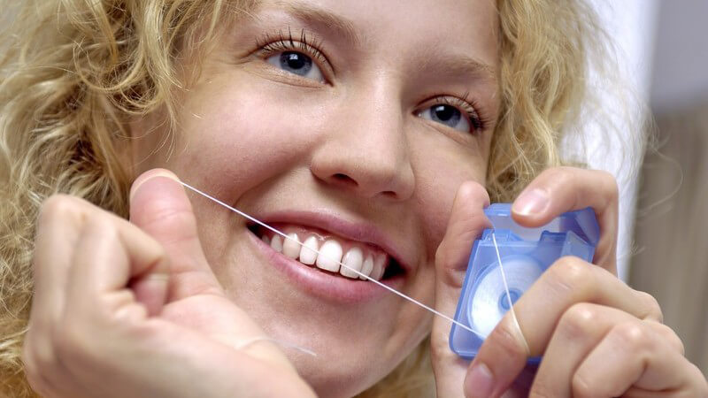 Wer die Handhabung herkömmlicher Kunststoffbehälter als unpraktisch empfindet, ist mit einem Zahnseidenspender gut beraten
