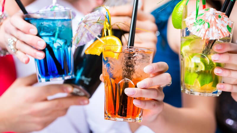 Beta-Trinker konsumieren Alkohol zu sozialen Anlässen, dann auch in hohen Mengen - eine Abhängigkeit besteht nicht
