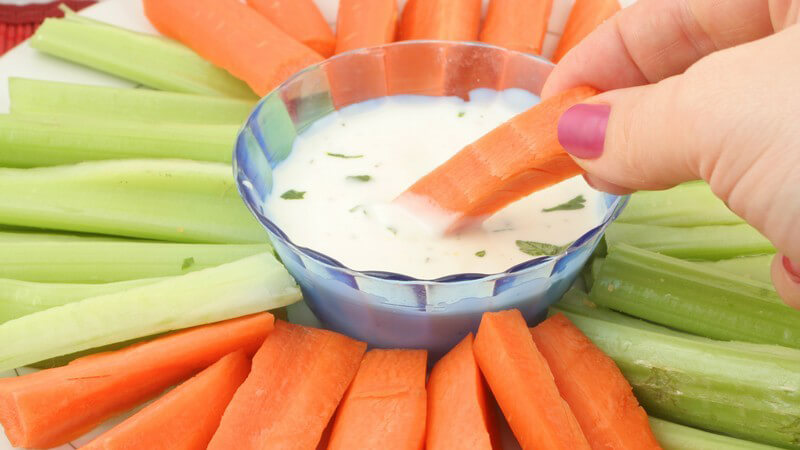 Joghurt stellt eine beliebte Zutat in Salatdressings dar - man kann ihn mit zahlreichen frischen Kräutern oder verschiedenen Gewürzen kombinieren