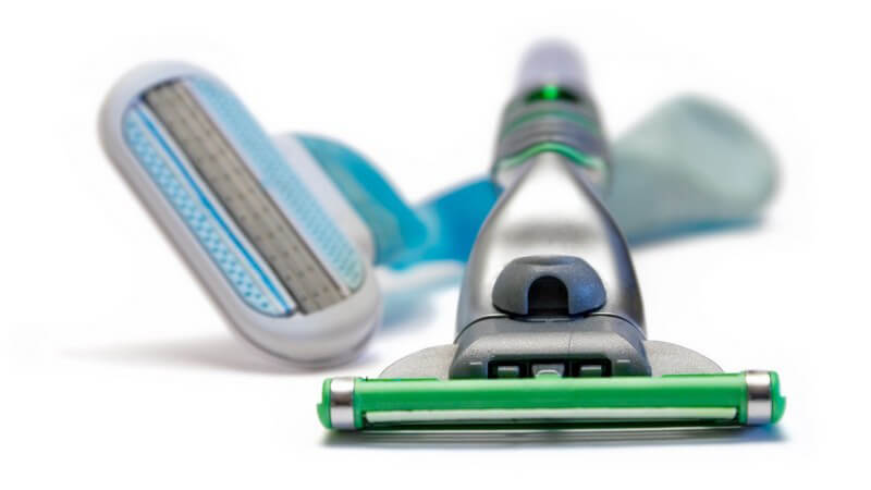 Elektro- oder Nassrasierer entfernen lästige Achselbehaarung, doch auch Enthaarungscreme kann hilfreich sein