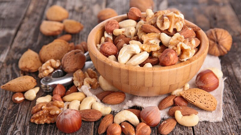 Wer Studentenfutter selbst mischen möchte, benötigt verschiedene Nusssorten wie z.B. Cashewkerne, Haselnüsse und Walnüsse sowie trockenes Obst wie Rosinen oder Aprikosen