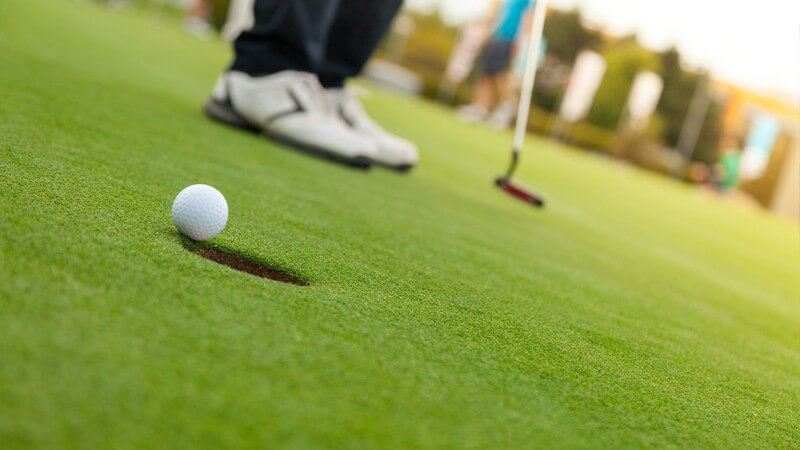 Mehr über die Ausstattung, Variationen, Platzbeschaffenheit und die Grundregeln beim Minigolf erfahren Sie hier