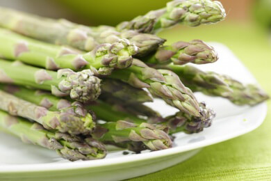 Praktische Helferlein beim Spargelmahl: der Spargeltopf und die Spargelzange