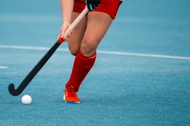 Eigenheiten und Grundregeln beim Feld- und Hallenhockey