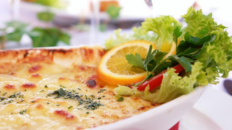 Man kann viele Gerichte mit Käse überbacken, beispielsweise ein Schnitzel oder auch Gemüse wie z.B. Auberginen - So wird die Kruste beim Überbacken goldbraun und knusprig