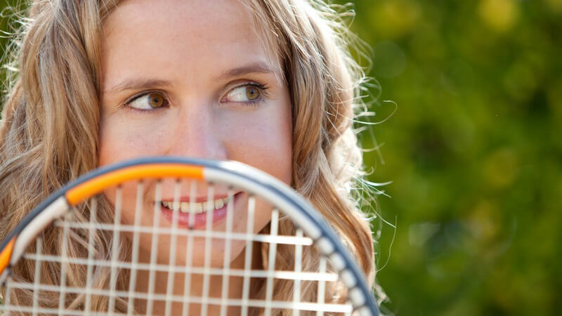 Die Grundlagen der Regeln, die verschiedenen Schlagvarianten und die Punktezählung beim Tennis können Sie hier nachlesen