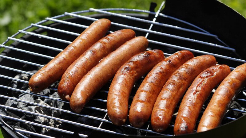 Es gib viele Wurstsorten, die gegrillt besonders gut schmecken und wiederum solche, die sich dafür nicht gut eignen