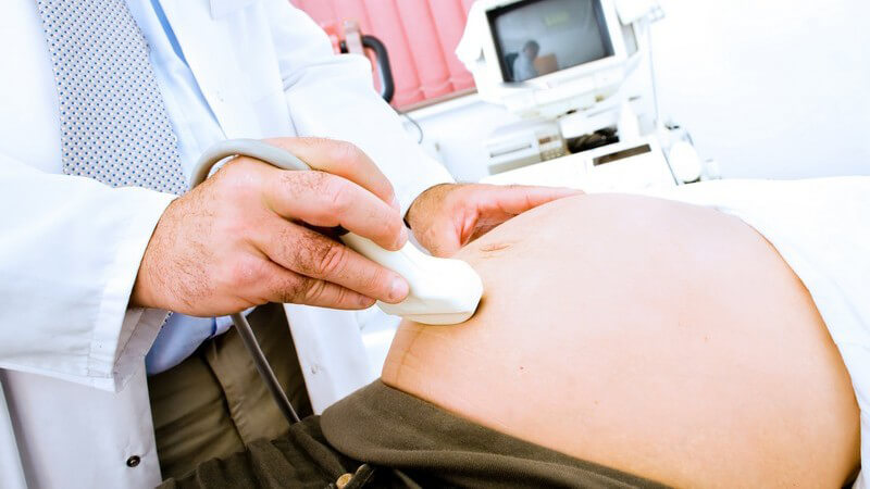Die Begleitung der Schwangerschaft durch die Hebamme und den Frauenarzt und mögliche Hilfestellungen in den einzelnen Phasen der Geburt