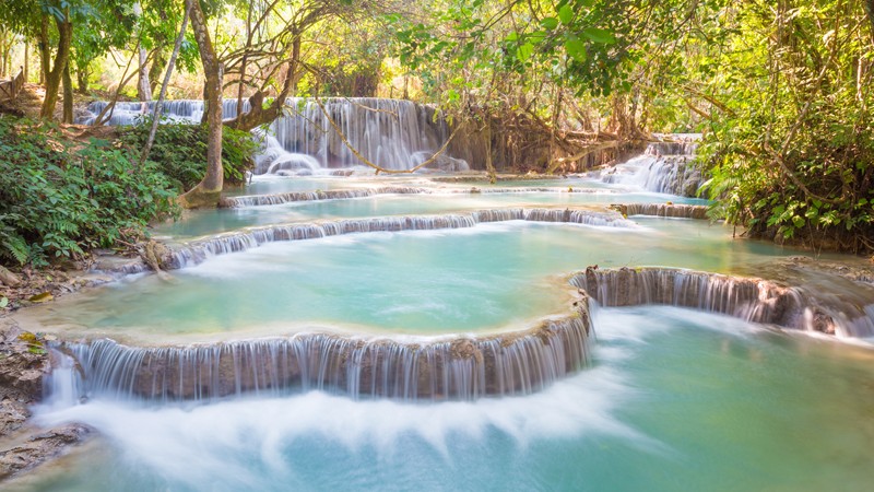 Sinterterrassen und Pools am Kuang-Si-Wasserfall in Laos