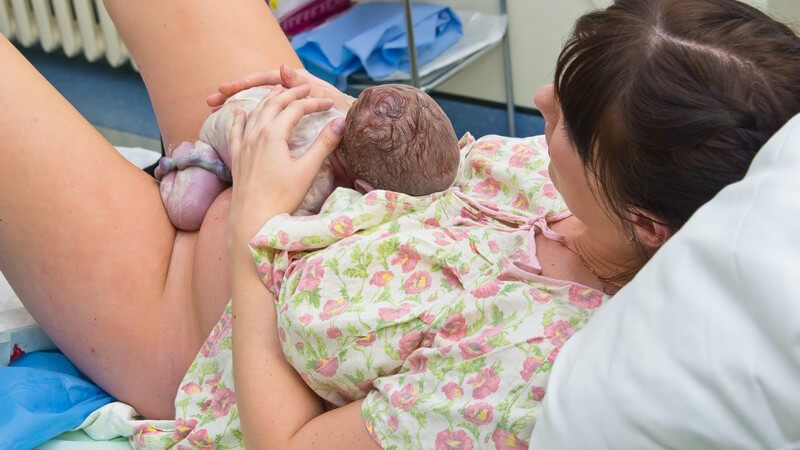 Organisation und Aufgaben in einem Geburtshaus sowie mögliche Kriterien für die Wahl des richtigen Geburtshauses - wo liegen die Unterschiede zur Haus- und Krankenhausgeburt?